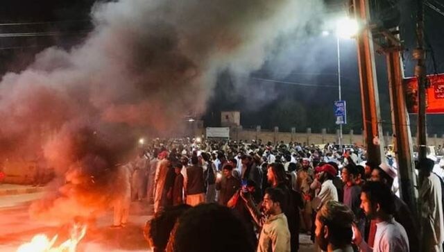 Imran Khan's party workers clash with police outside his Lahore residence to foil his arrest Imran Khan's party workers clash with police outside his Lahore residence to foil his arrest