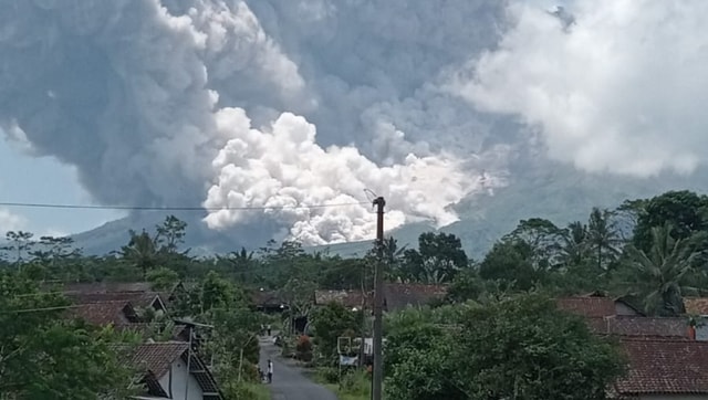 Awan panas muncul di Indonesia dengan meletusnya gunung merapi