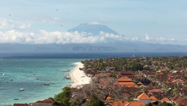 Why is a Russian tourist facing deportation in Indonesia?