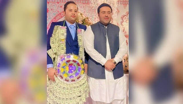 WATCH: As public starves, Pakistan minister gifts dollar garland, gold crown to PA WATCH: As public starves, Pakistan minister gifts dollar garland, gold crown to PA