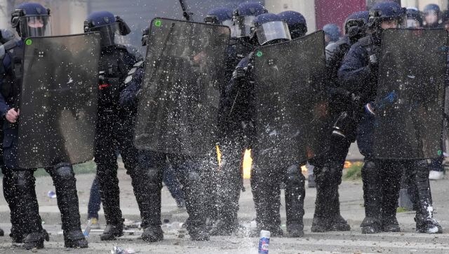 پلیس پاریس به سمت معترضان در نشست غول نفتی گاز اشک آور شلیک کرد