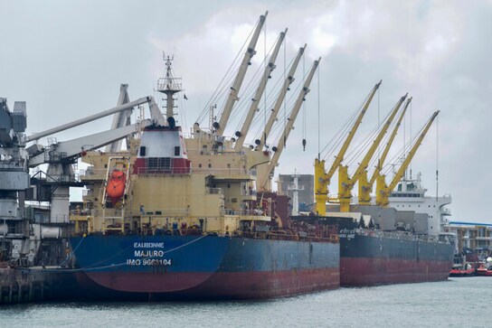 Russia, Ukraine extend grain deal to aid world's poor Russia, Ukraine extend grain deal to aid world's poor