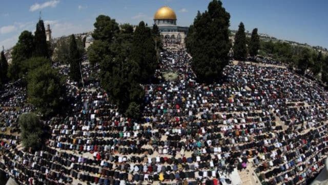 250000 نفر آخرین نماز جمعه رمضان را در مسجد الاقصی بیت المقدس اقامه کردند.  8 فلسطینی بازداشت شدند