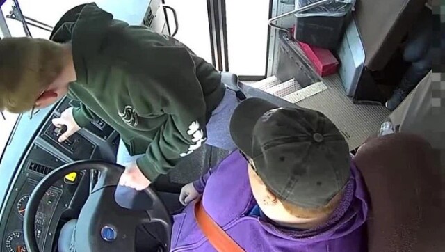 نوجوان اتوبوس را با غش کردن راننده متوقف می کند، همکلاسی هایش را نجات می دهد.  اینترنت او را 