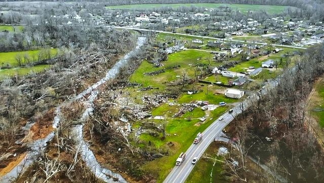 Large Missouri tornado causes widespread destruction, kills at least four Large Missouri tornado causes widespread destruction, kills at least four