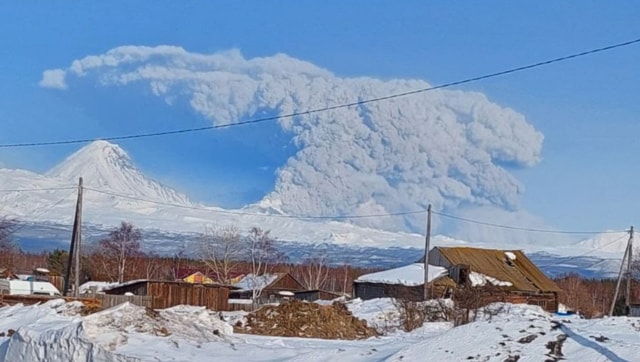 Russia warns airlines of danger from erupting volcano Russia warns airlines of danger from erupting volcano