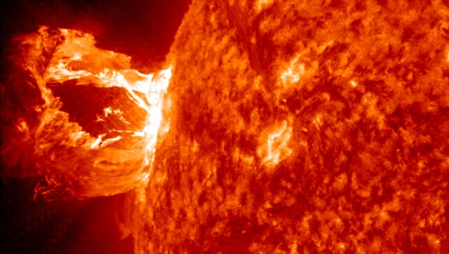 انفجار مهیب در خورشید میلیاردها تن پلاسما را به زمین می فرستد و می تواند باعث خاموشی شود.