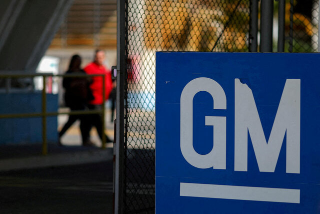 FILE PHOTO: FILE PHOTO: The GM logo is seen at the General Motors plant in Sao Jose dos Campos, Brazil, January 22, 2019. REUTERS FILE PHOTO: FILE PHOTO: The GM logo is seen at the General Motors plant in Sao Jose dos Campos, Brazil, January 22, 2019. REUTERS