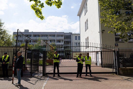 لهستان ساختمان دبیرستان روسیه را در ورشو تصرف کرد.  مسکو درباره عواقب 
