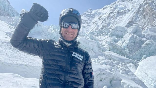 مرد استرالیایی درست پس از رسیدن به قله اورست، جایی که کوهنوردان آن را 