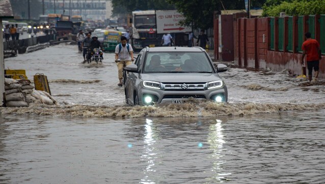 Thunderstorm, waterlogged roads & uprooted trees: Rain & gusty winds bring mercury down in Delhi, NCR Thunderstorm, waterlogged roads & uprooted trees: Rain & gusty winds bring mercury down in Delhi, NCR