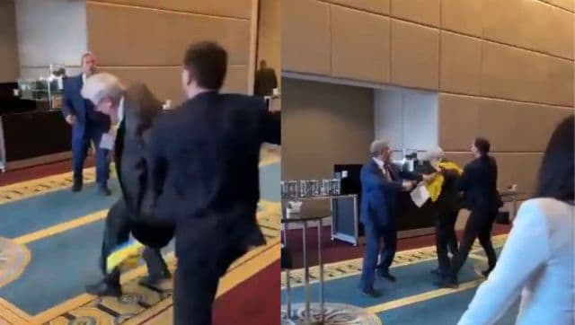 تماشا کنید: نماینده اوکراینی پس از ربودن پرچم در اجلاس ترکیه، به صورت یک مقام روسی مشت زد