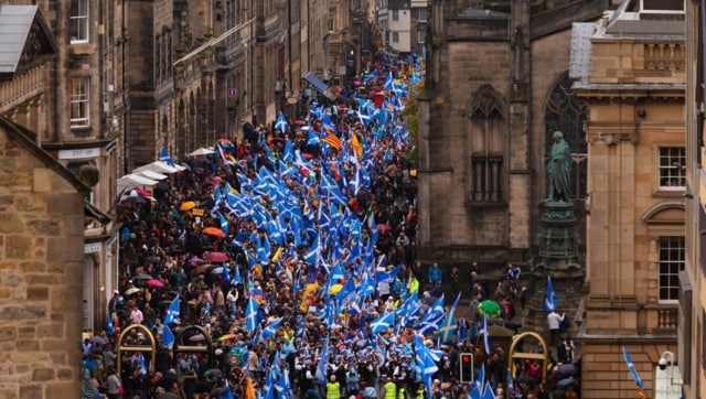 حامیان استقلال اسکاتلند در هنگام تاجگذاری در خیابان های گلاسکو راهپیمایی کردند