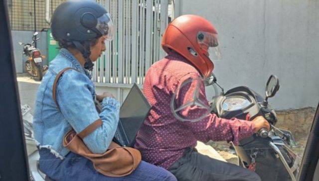 Read more about the article Stuck in Bengaluru traffic, woman balances laptop and starts working on Rapido bike