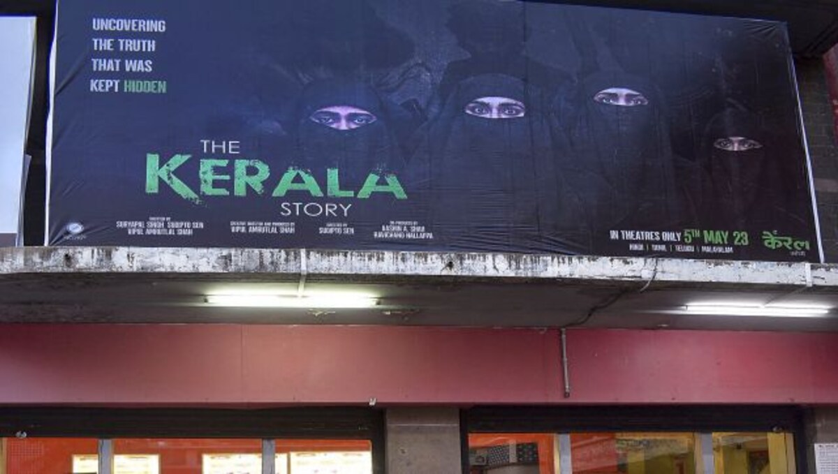 'The Kerala Story' देखने पहुंचे दर्शकों को पुलिस ने हॉल से बाहर निकाला- The audience who came to watch 'The Kerala Story' were evicted from the hall by the police