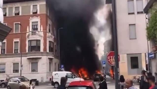تماشا کنید: در اثر انفجار در میلان ایتالیا، چندین خودرو در آتش سوختند