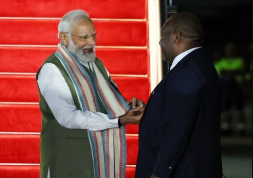 تماشا کنید: نخست وزیر پاپوآ گینه نو پاهای نخست وزیر مودی را در بدو ورود لمس کرد