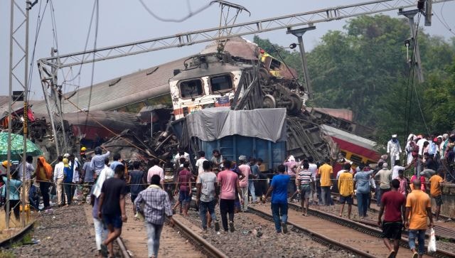 मुख्यमंत्री नवीन पटनायक ने की ट्रेन हादसे में मृतक परिजनों के लिए 5 लाख की मदद की घोषणा Chief Minister Naveen Patnaik announced Rs 5 lakh for the families of those killed in the train accident.