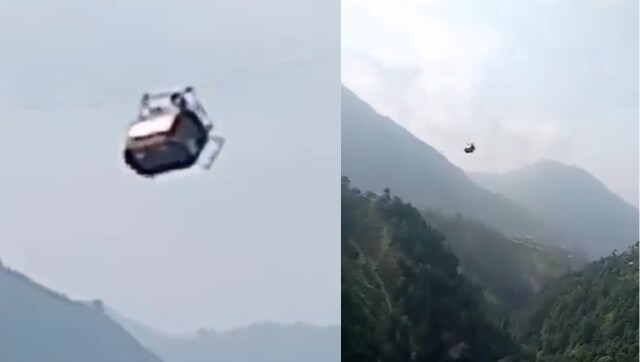 पाकिस्तान में स्कूली छात्रों और शिक्षक को ले जा रही केबल कार हवा में फंसी;  हेलिकॉप्टर ने बचाव का प्रयास किया