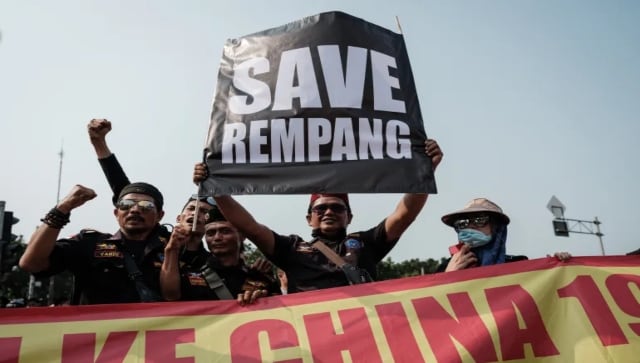 Warga Indonesia memprotes pengusiran atas skema yang didukung Tiongkok