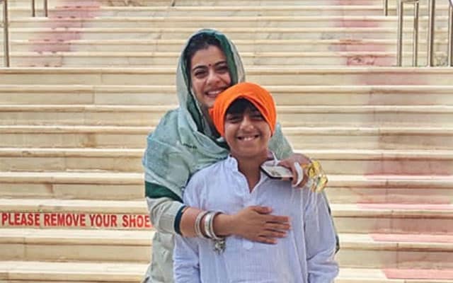 यहां उनके 13वें जन्मदिन पर अपने बेटे युग के साथ अजय देवगन और काजोल के कुछ मनमोहक पल हैं