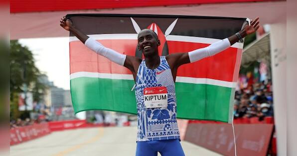 Kenyan Kelvin Kiptum sets world record to win Chicago Marathon