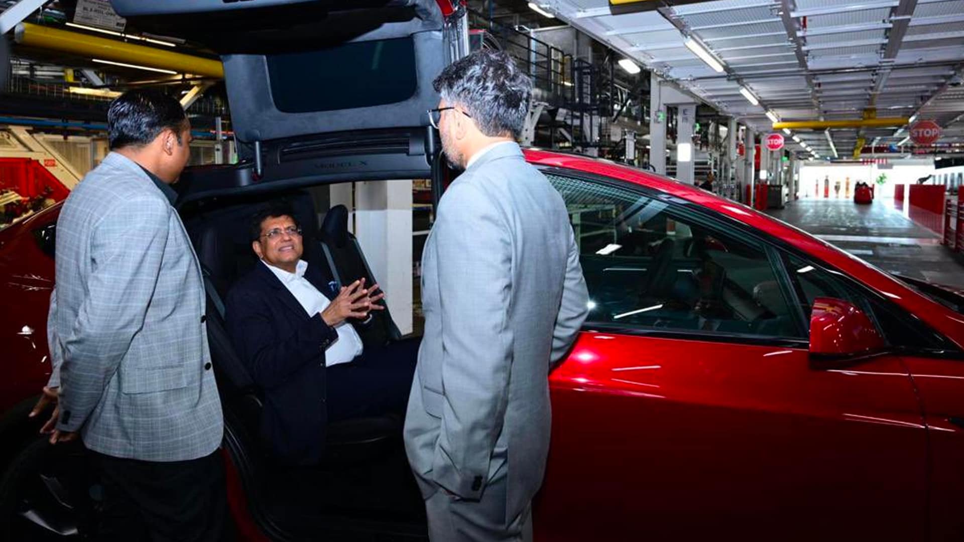 پیوش گویال طی بازدید از کارخانه خودروهای برقی ایلان ماسک اعلام کرد تسلا واردات از هند را دو برابر می کند.