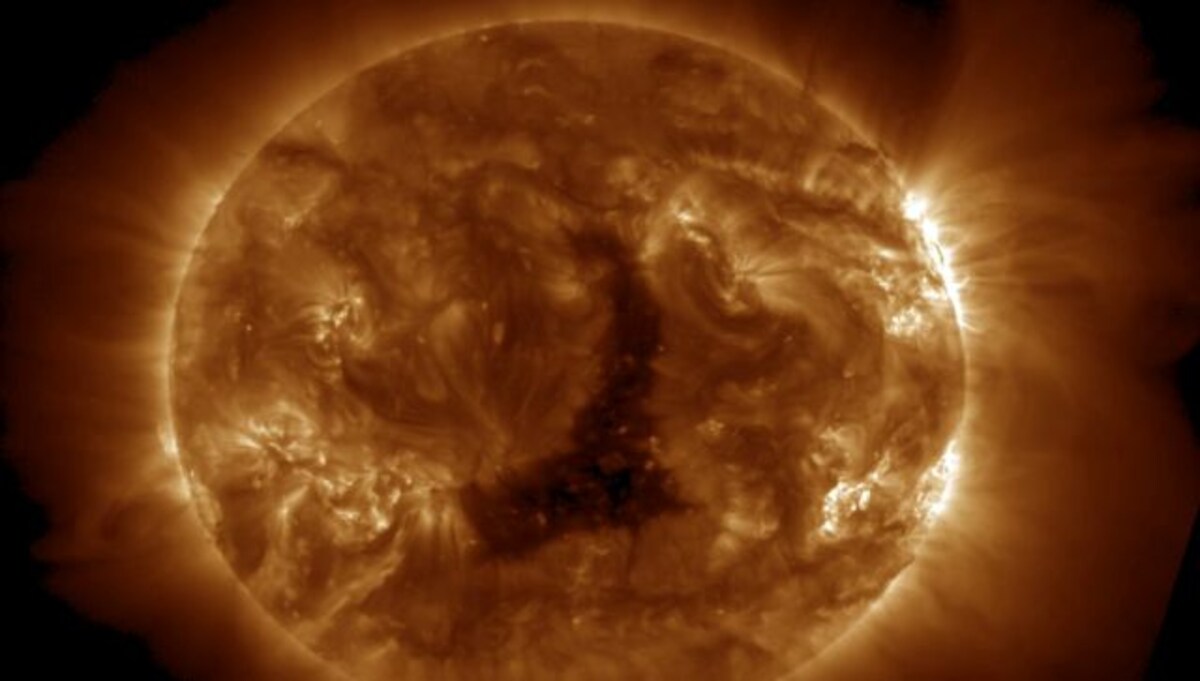 Giant 'hole' bigger than 60 Earths has appeared in the Sun - BBC