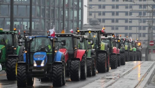Italy PM Meloni meets farmers', restores tax breaks after protests reach Colosseum Italy PM Meloni meets farmers', restores tax breaks after protests reach Colosseum