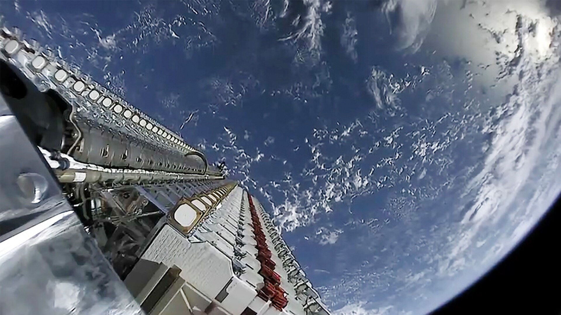 SpaceX ایلان ماسک بیش از ۱۰۰ ماهواره Starlink را به دلیل نقص فنی از مدار خارج می کند.