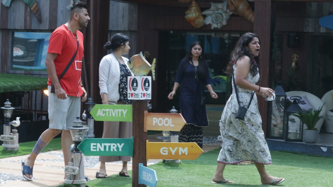 Bigg Boss 12, 19 October, Day 33 written updates: Surbhi accused of smoking in bathroom by housemates