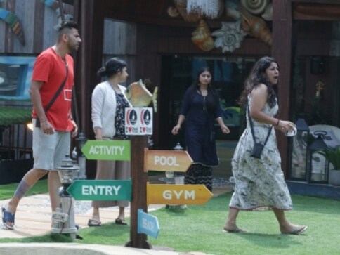 Bigg Boss 12, 19 October, Day 33 written updates: Surbhi accused of smoking in bathroom by housemates Bigg Boss 12, 19 October, Day 33 written updates: Surbhi accused of smoking in bathroom by housemates