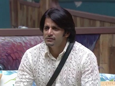 Bigg Boss 12, 24 October, Day 38 written updates: Surbhi , Deepak apologise to Karanvir after task Bigg Boss 12, 24 October, Day 38 written updates: Surbhi , Deepak apologise to Karanvir after task