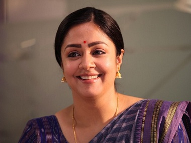Kaatrin Mozhi trailer: Jyotika looks promising in Tamil remake of Vidya Balan's Tumhari Sulu Kaatrin Mozhi trailer: Jyotika looks promising in Tamil remake of Vidya Balan's Tumhari Sulu