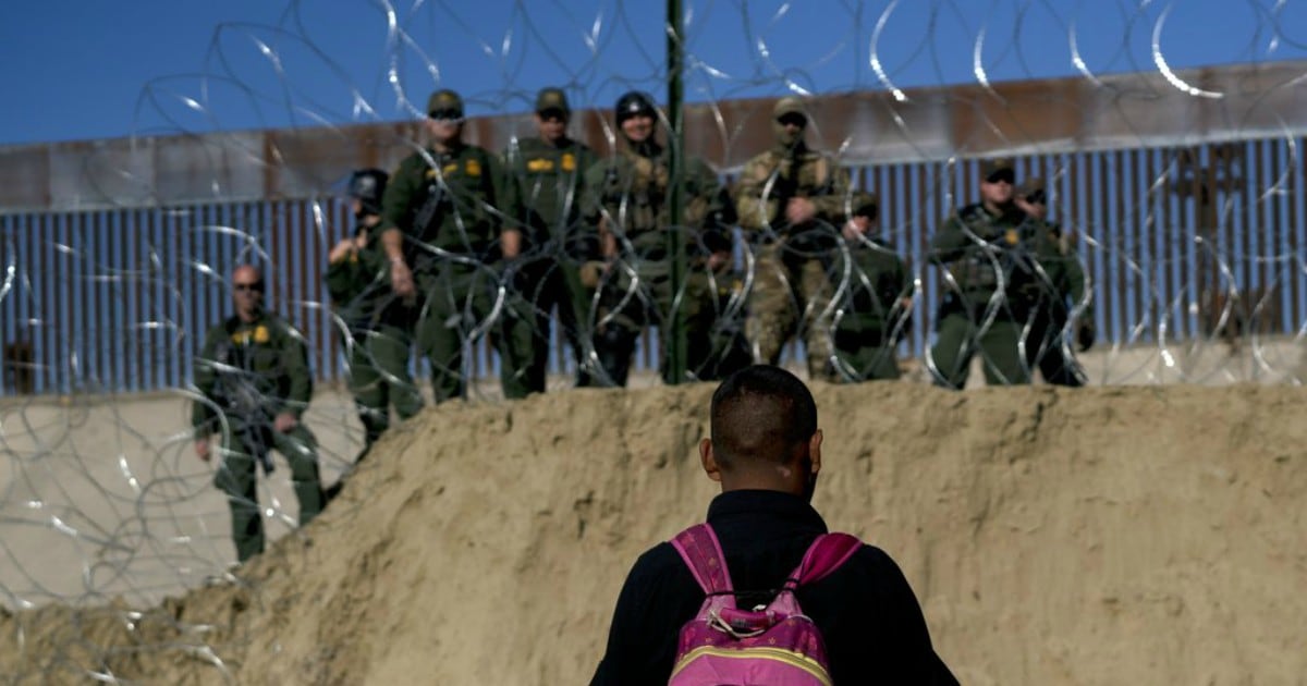 US briefly shuts San Ysidro border as migrants try to cross over from ...