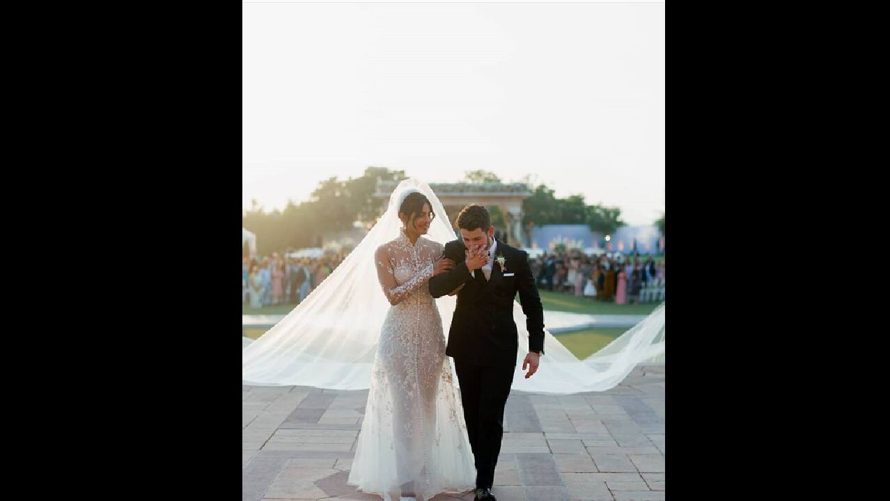 Priyanka Chopra's Ralph Lauren wedding dress lauded by Meghan Markle's(02)