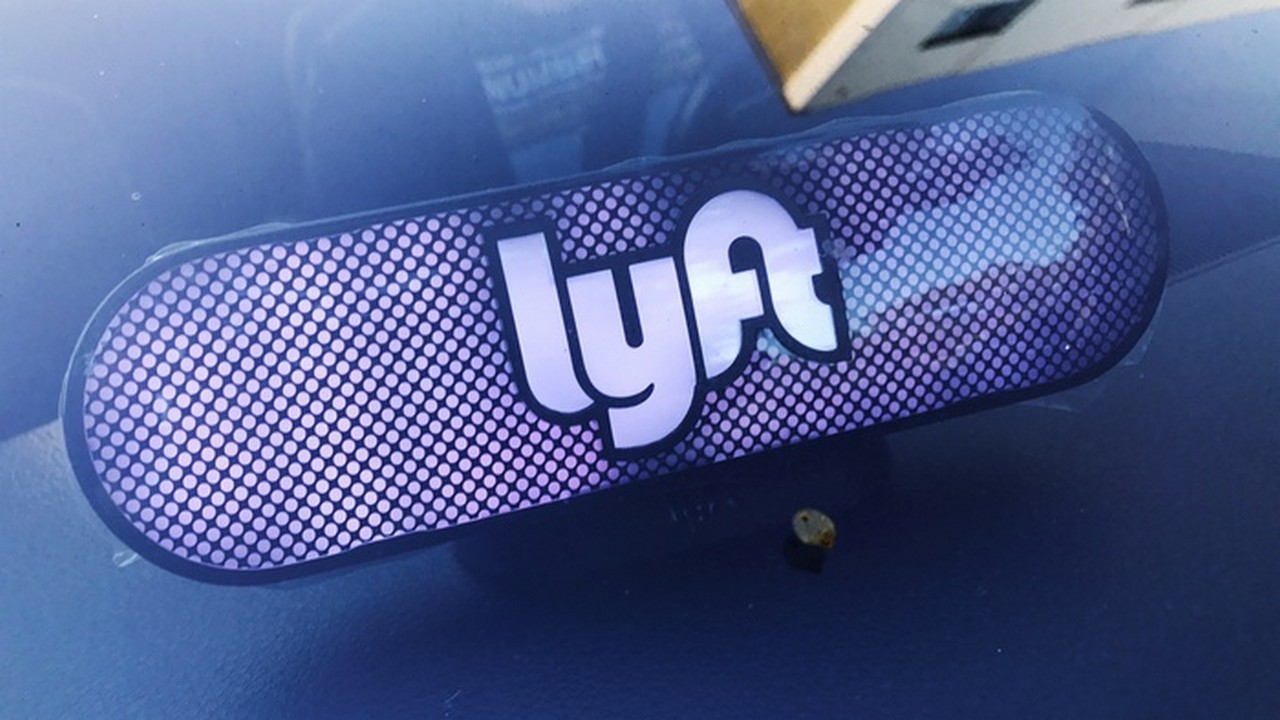 Lyft estimates Q4 revenues at $975 million as riders increase by 28 percent Lyft estimates Q4 revenues at $975 million as riders increase by 28 percent