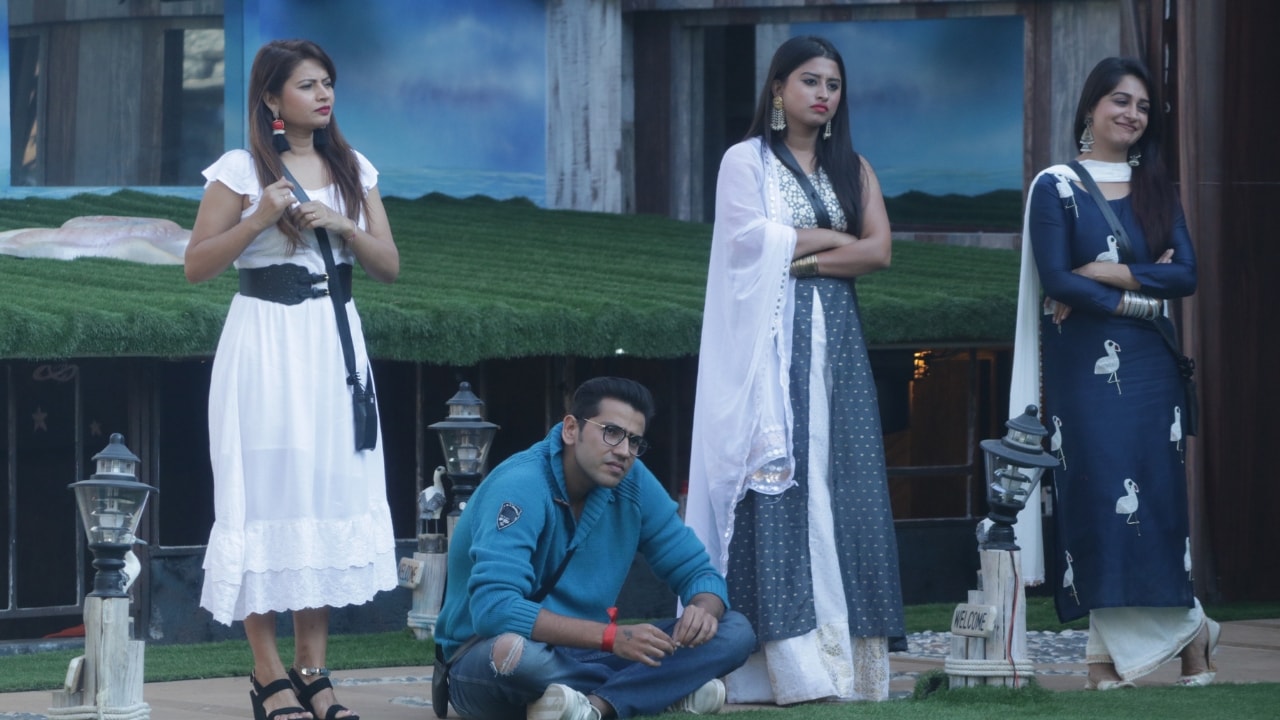Contestants during the captaincy task