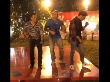 Watch: Salman Khan takes over the dance floor with brothers Sohail, Arbaaz at Christmas party Watch: Salman Khan takes over the dance floor with brothers Sohail, Arbaaz at Christmas party