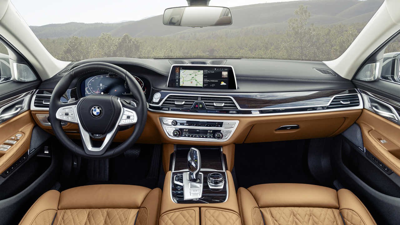 The cabin design of BMW 7 Series facelift continuous to be as luxurious as always.