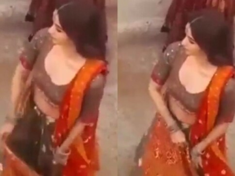 Watch: Alia Bhatt grooves to traditional dance number for Kalank song sequence in Gwalior Watch: Alia Bhatt grooves to traditional dance number for Kalank song sequence in Gwalior