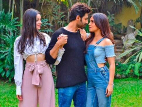 Bhumi Pednekar to star alongside Kartik Aaryan, Ananya Panday in Pati Patni Aur Woh remake Bhumi Pednekar to star alongside Kartik Aaryan, Ananya Panday in Pati Patni Aur Woh remake