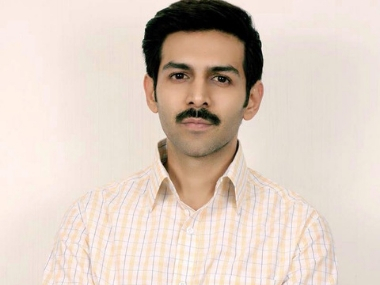 Pati Patni Aur Woh first look: Kartik Aaryan passes off as a quintessential simpleton in this BR Chopra remake Pati Patni Aur Woh first look: Kartik Aaryan passes off as a quintessential simpleton in this BR Chopra remake