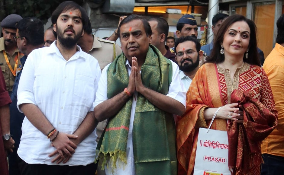 Mukesh and Nita Ambani visit Siddhivinayak temple to offer first ...