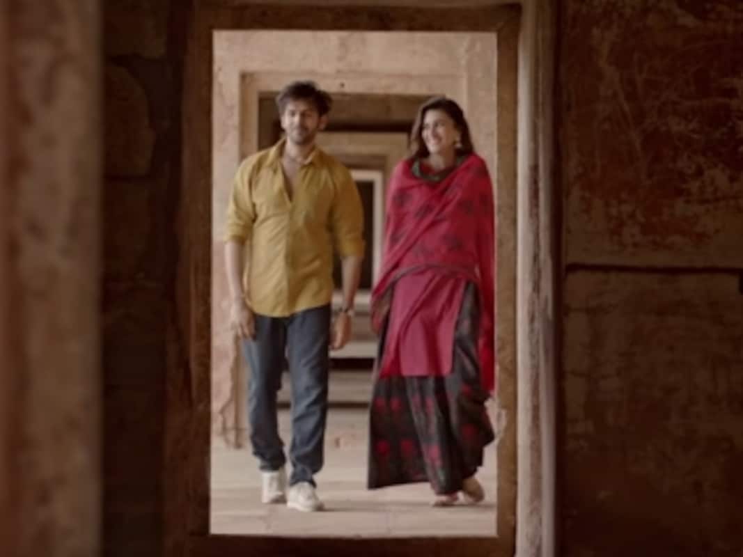 Luka Chuppi Romantic Song Duniyaa Featuring Kartik Aaryan And Kriti Sanon Is Replete With Picturesque Shots Entertainment News Firstpost Well, in other words, kriti flaunted contrasts and gave us an evolved number. luka chuppi romantic song duniyaa