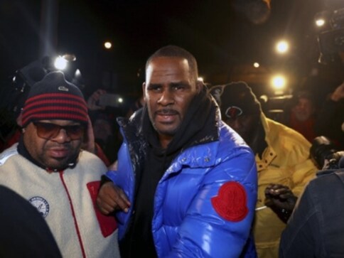 R Kelly turns himself in to Chicago police after being charged with sexual abusing underage girls R Kelly turns himself in to Chicago police after being charged with sexual abusing underage girls