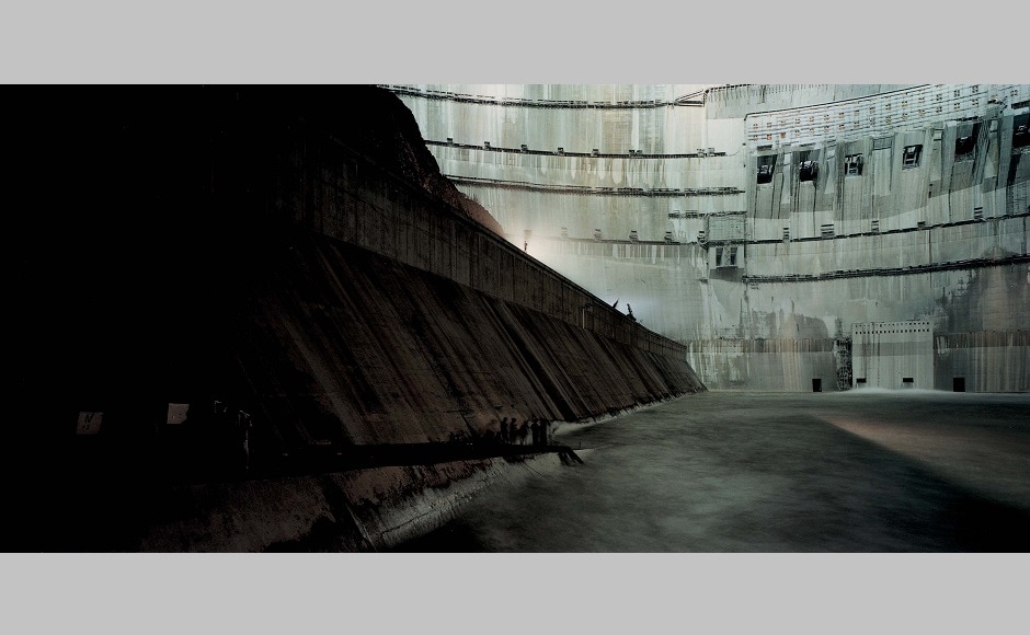 The downstream side of the Ertan Dam in Panzhihua (Sichuan) China (1998). The pictures collected in Linke’s archive constitute a resource for developing an understanding of the human impact on planet earth, from the seabed to rainforests to agrarian territories. The downstream side of the Ertan Dam in Panzhihua (Sichuan) China (1998). The pictures collected in Linke’s archive constitute a resource for developing an understanding of the human impact on planet earth, from the seabed to rainforests to agrarian territories.
