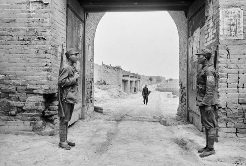 Walter Bosshard Yan'an City Gate, entrance to China's Red Capital, 1938 © Fotostiftung Schweiz / Archiv für Zeitgeschichte