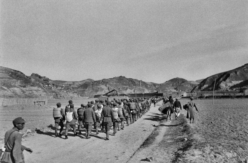 Walter Bosshard Marching soldiers of the 8th Route Army, Yan'an, 1938 © Fotostiftung Schweiz / Archiv für Zeitgeschichte