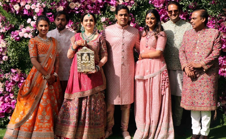 Celebrities glam up Shloka Mehta & Akash Ambani's engagement in  breathtaking outfits! | WeddingBazaar